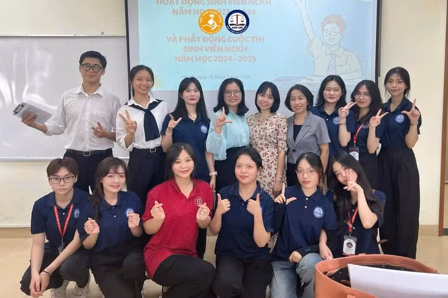 TS Vũ Hải Anh (đứng, thứ 4 từ phải sang) và đồng nghiệp cùng sinh viên Học viện Ngân hàng. 