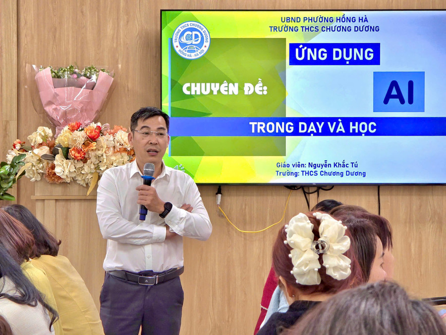 Lãnh đạo Phòng Văn hóa xã hội phường Hồng Hà trao đổi tại chuyên đề. 