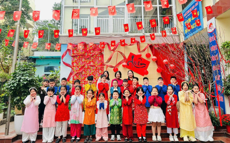 Cô trò Trường Tiểu học Đồng Nhân hân hoan trong buổi đầu đến lớp sau Tết Nguyên đán 2026.