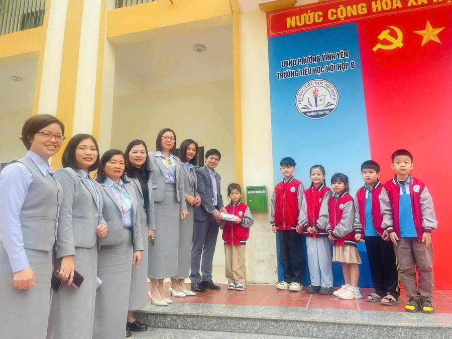 Thầy cô và học sinh Trường Tiểu học Hội Hợp B mở hòm thư "Điều em muốn nói" đầu tuần.