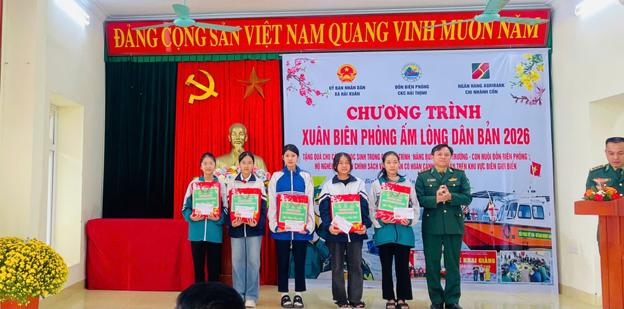 Lãnh đạo Đồn Biên phòng Cửa khẩu cảng Hải Thịnh tặng quà Tết cho các em học sinh.