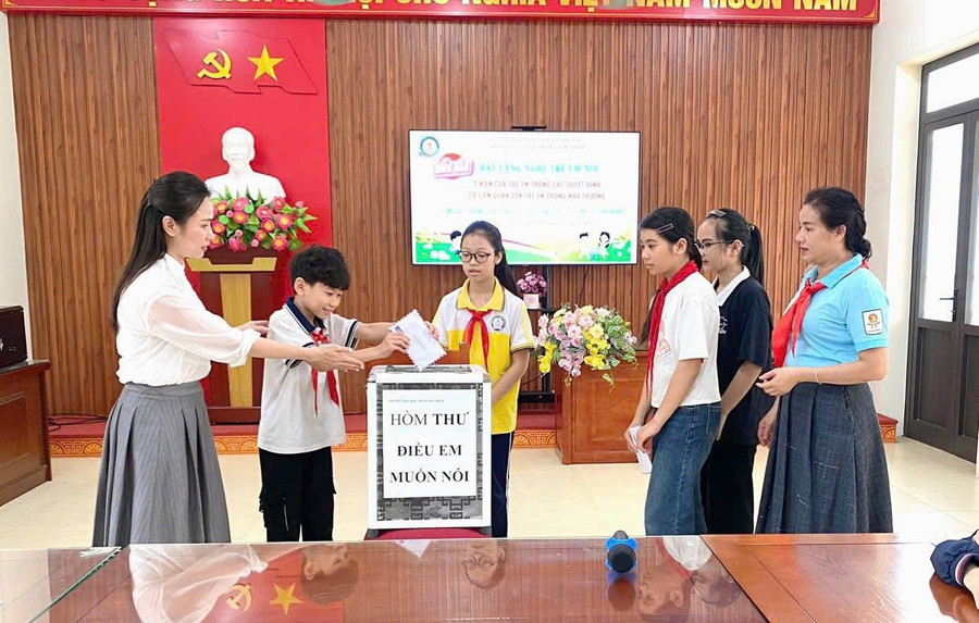 Học sinh bỏ vào hòm thư "Điều em muốn nói" những tâm sự cá nhân của mình. 