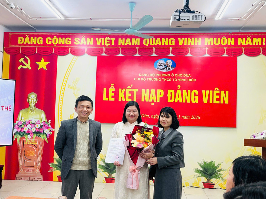 Chi bộ Trường THCS Tô Vĩnh Diện tổ chức kết nạp Đảng viên mới trong tháng 1/2026. 