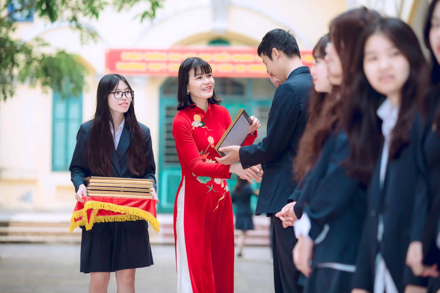 Cô Hiệu trưởng Nguyễn Thị Nhiếp khen thưởng các em đoạt giải HSG Quốc gia năm học 2025-2026. 