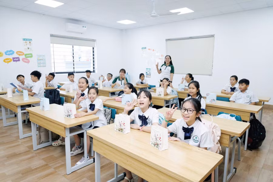 Cô trò hân hoan trở lại trường để chuẩn bị chào đón năm học mới 2026-2027. 