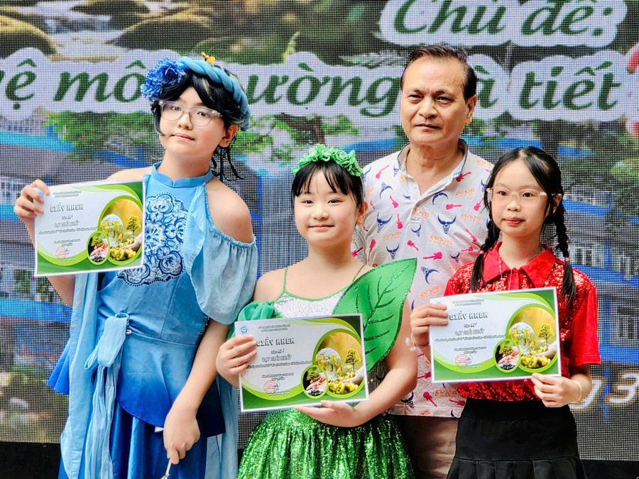 NSƯT Thanh Chi chụp ảnh cùng các em học sinh Trường THCS Chương Dương.