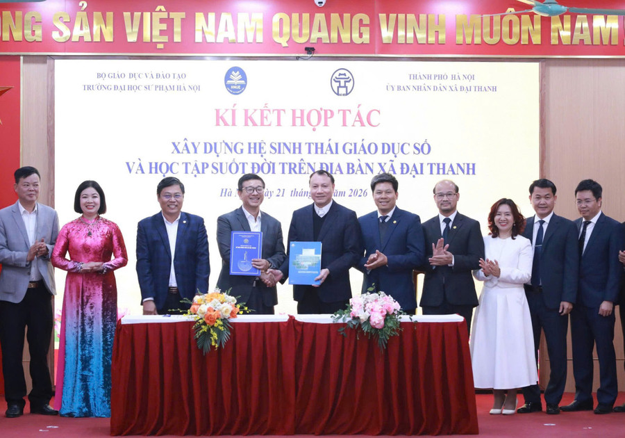 Đại diện UBND xã Đại Thanh và Trường Đại học Sư phạm Hà Nội ký kết hợp tác về phát triển giáo dục. Ảnh: Đình Tuệ.