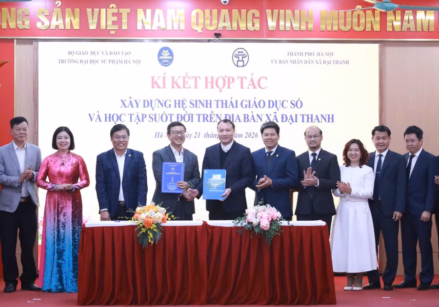 Đại diện UBND xã Đại Thanh và Trường Đại học Sư phạm Hà Nội ký kết hợp tác về phát triển giáo dục. Ảnh: Đình Tuệ.