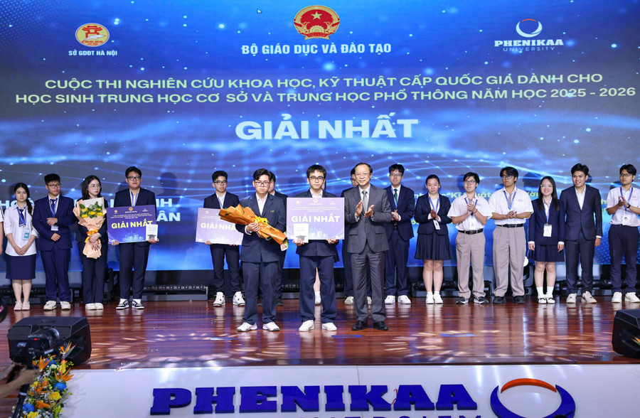 Học sinh Trường THPT chuyên Chu Văn An (Hà Nội) vinh dự được trao giải Nhất tại cuộc thi. 