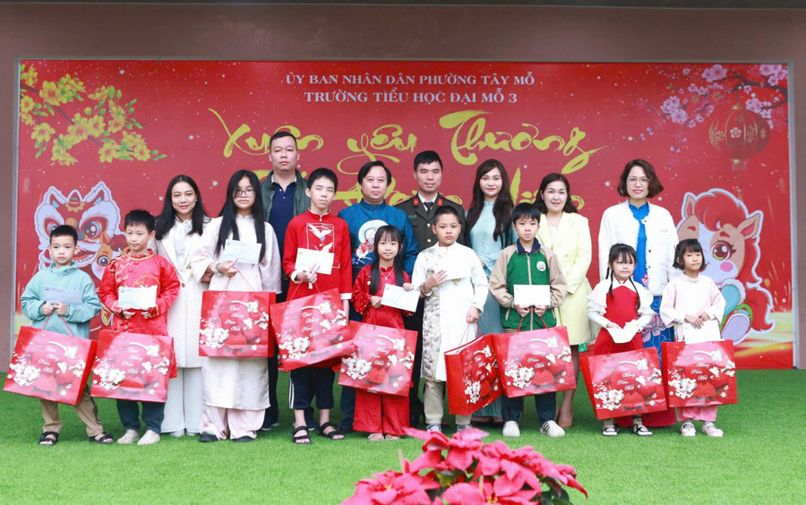 Những suất quà Tết đầy ý nghĩa được trao tới học sinh Trường Tiểu học Đại Mỗ 3.