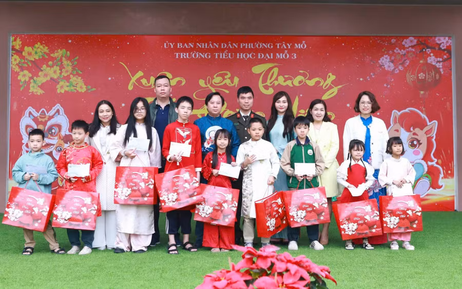 Những suất quà Tết đầy ý nghĩa được trao tới học sinh Trường Tiểu học Đại Mỗ 3.