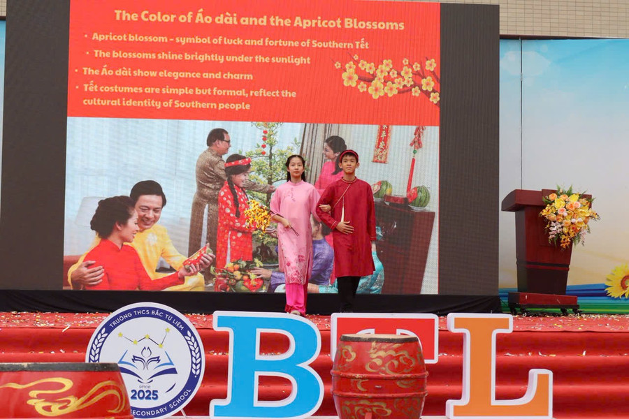 Học sinh Trường THCS Bắc Từ Liêm giới thiệu về Tết cổ truyền của dân tộc bằng tiếng Anh. 