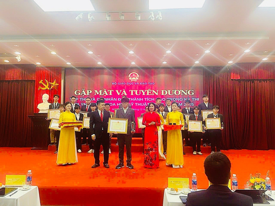 Bùi Đàm Quân trong buổi gặp mặt, tuyên dương do Bộ GD&ĐT tổ chức năm 2025. 