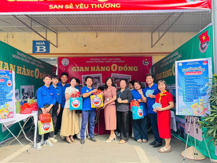 "Gian hàng 0 đồng" do Đoàn Trường THPT Lam Hồng mở tại khuôn viên Bệnh viện Bắc Thăng Long. 