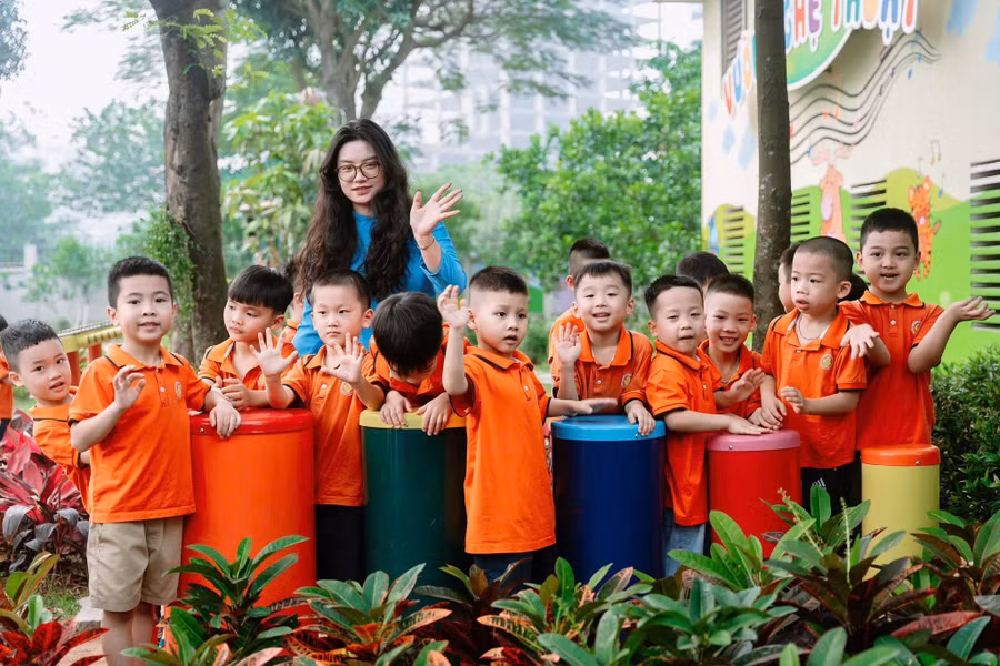 Cô trò Trường Tiểu học Nam Trung Yên, phường Yên Hòa, Hà Nội. 