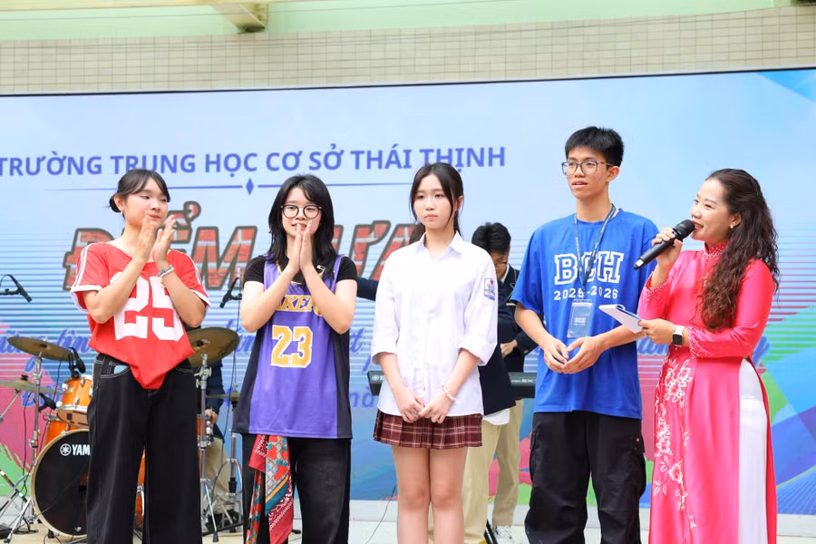 Các em học sinh Trường THCS Thái Thịnh tại sự kiện.