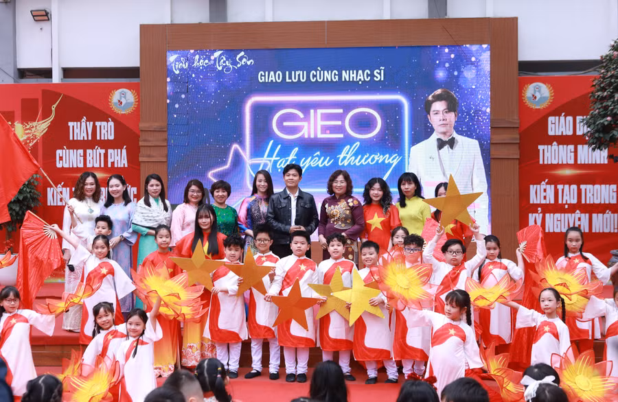 Cán bộ, giáo viên, học sinh nhà trường chụp ảnh cùng Nhạc sĩ Nguyễn Văn Chung.