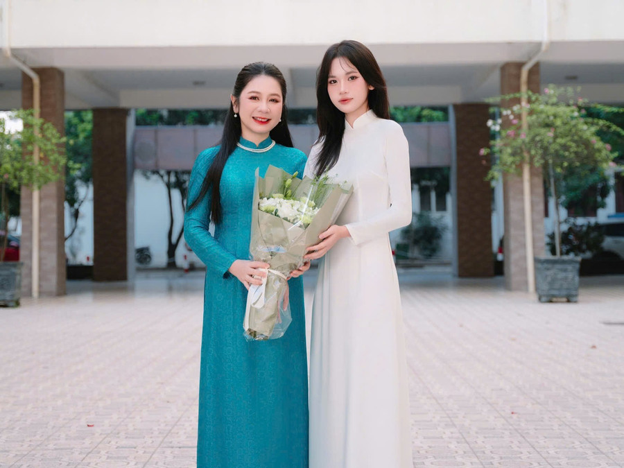 Võ Thùy Trang (phải) và cô giáo chủ nhiệm Nguyễn Vĩnh Hà. Ảnh: NVCC.