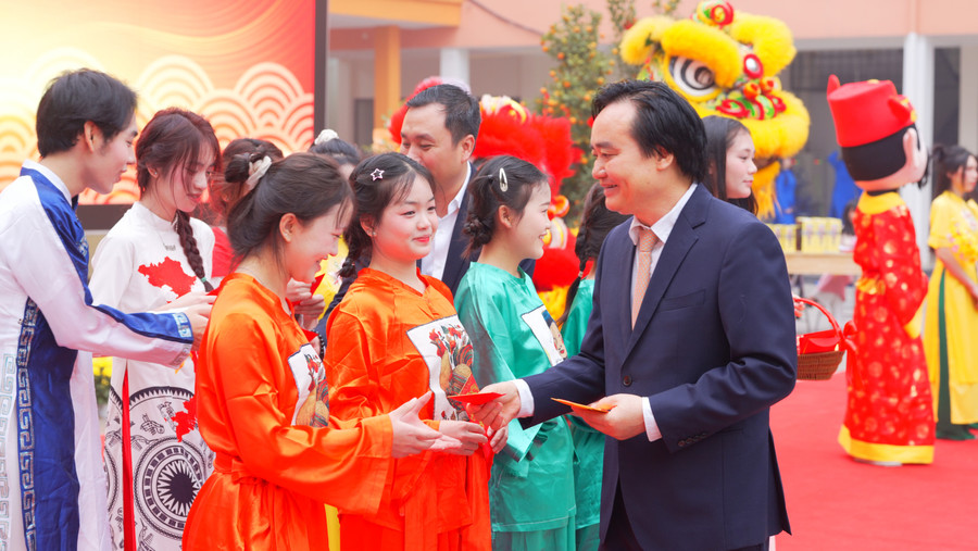 Nguyên Bộ trưởng Bộ GD&ĐT Phùng Xuân Nhạ tặng quà Tết cho sinh viên Trường CĐ Thương mại và Du lịch Hà Nội.