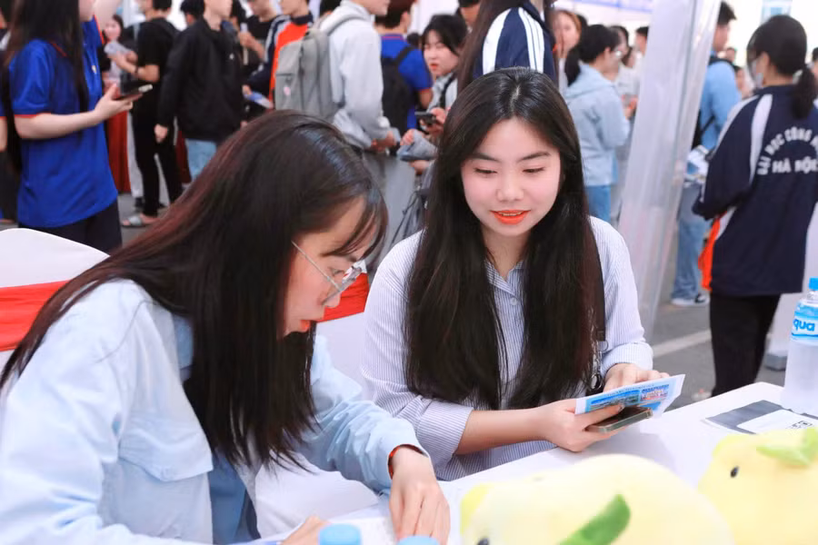 Sinh viên tham gia Ngày hội việc làm năm 2026 tại ĐH Công nghiệp Hà Nội. Ảnh: Đình Tuệ. 