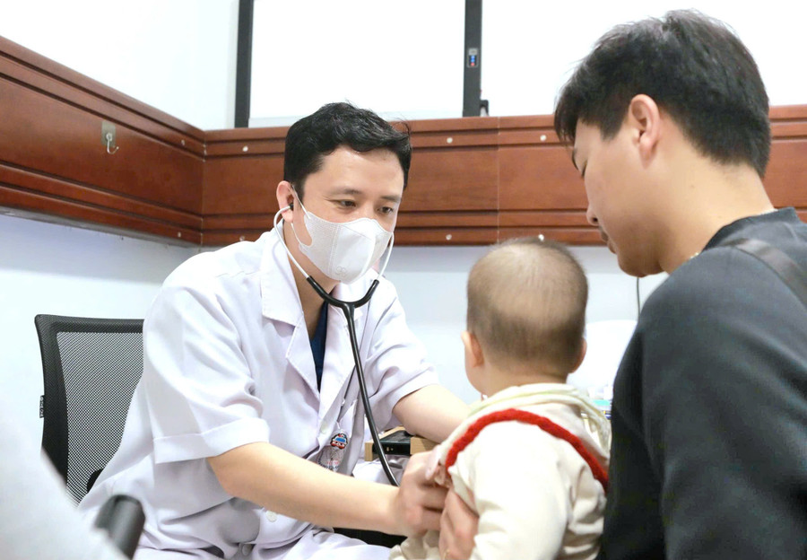 Cha mẹ đưa trẻ tới thăm khám về các bệnh đường hô hấp có xu hướng tăng. Ảnh: Đình Tuệ.