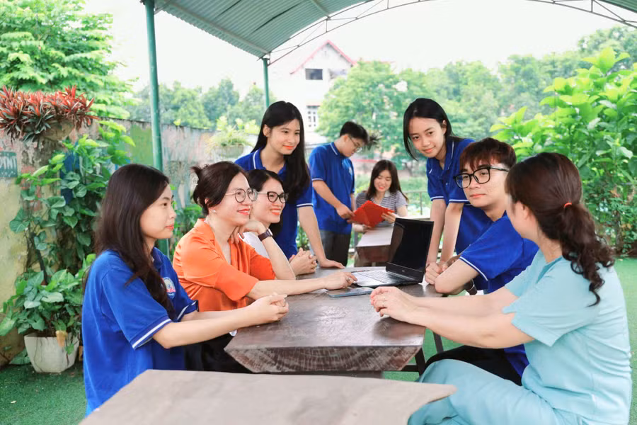 Cô trò Trường THPT Kim Ngọc trong giờ giải lao tại khuôn viên nhà trường.