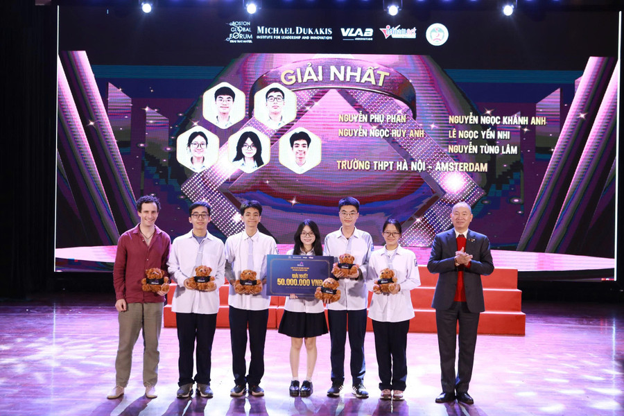 Ban tổ chức trao giải Nhất của cuộc thi năm nay cho nhóm học sinh đến từ Trường THPT Chuyên Hà Nội - Amsterdam. 