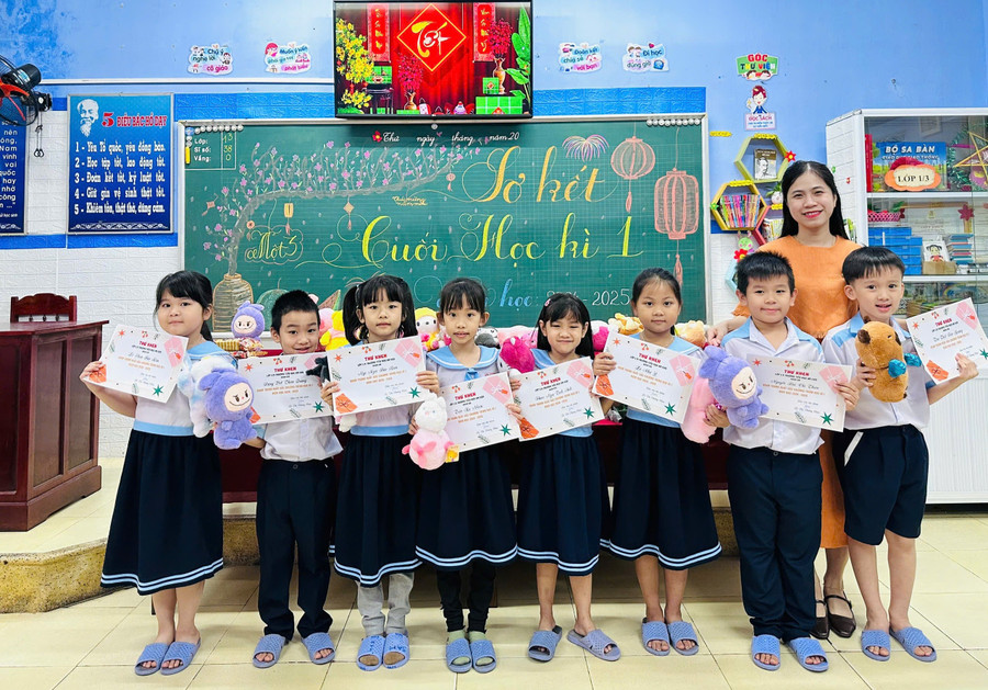 Cô trò Trường Tiểu học An Cựu (hường An Cựu, TP Huế) trong buổi sơ kết học kỳ 1. 