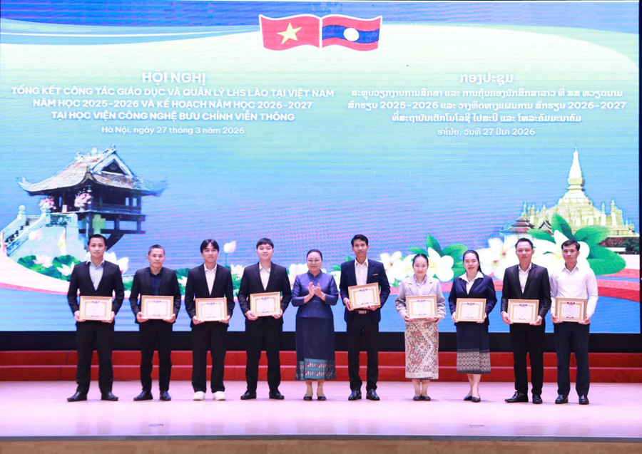 Đại diện các LHS tiêu biểu được Đại sứ quán nước CHDCND Lào tại Việt Nam khen thưởng. 