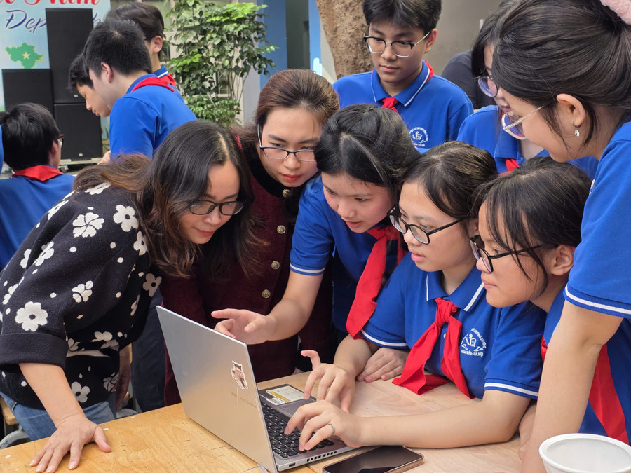 Học sinh cùng trải nghiệm công nghệ AI tại buổi chuyên đề. 