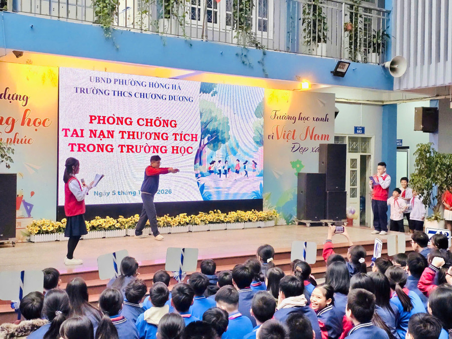 Các em học sinh cùng nhau tìm hiểu các kiến thức về phòng chống tai nạn thương tích trong trường học.