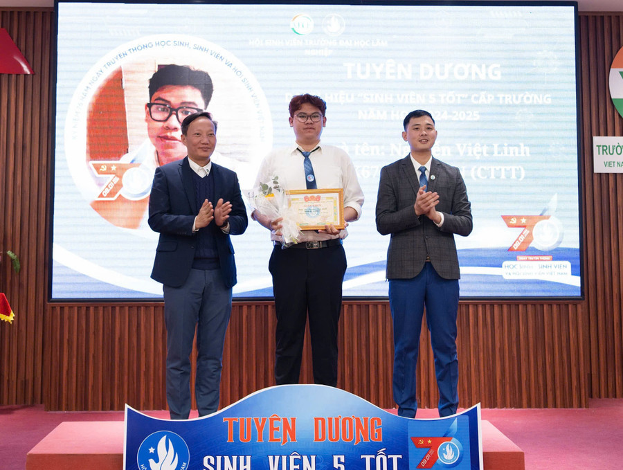 Việt Linh được lãnh đạo nhà trường tuyên dương "Sinh viên 5 tốt".