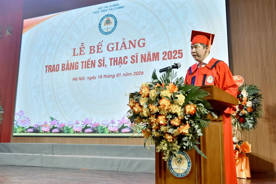 NGƯT.PGS.TS Nguyễn Đào Tùng - Giám đốc Học viện Tài chính phát biểu tại lễ bế giảng và trao bằng tiến sĩ, thạc sĩ năm 2025. 