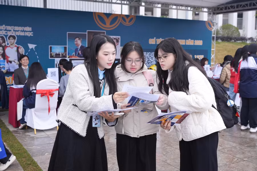 Cán bộ tuyển sinh của Học viện Tài chính chia sẻ thông tin tới học sinh.