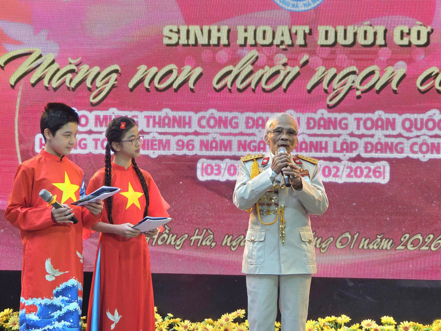 Học sinh lắng nghe các bác cựu chiến binh ôn lại lịch sử, truyền thống vẻ vang của Đảng.