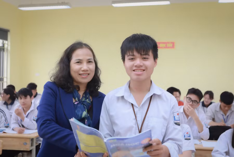 Nguyễn Đình An và cô giáo chủ nhiệm Bùi Thị Vân Hồng. Ảnh: Đình Tuệ.