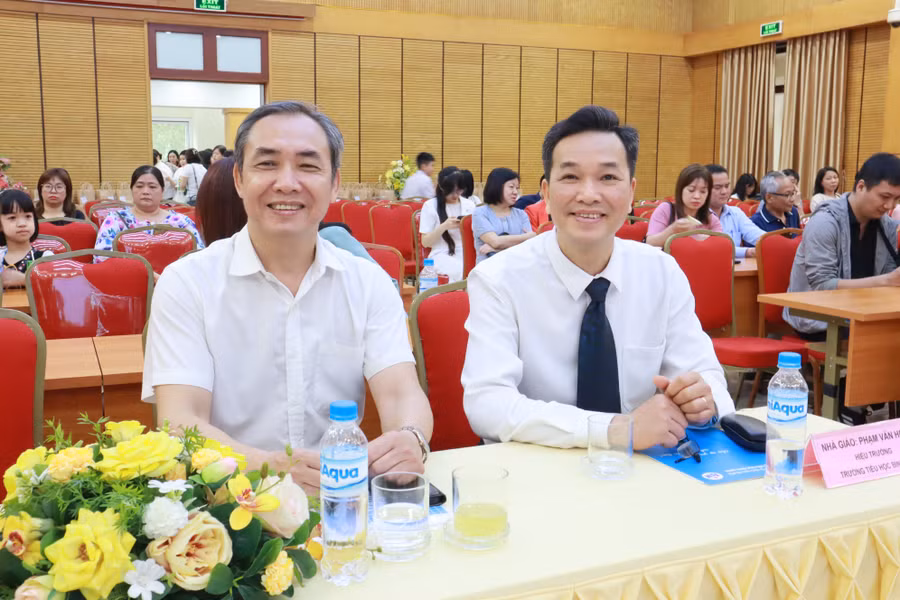 Thầy Phạm Văn Hoan (phải) - Hiệu trưởng Trường Tiểu học Bình Minh và khách mời dự hội thảo. 