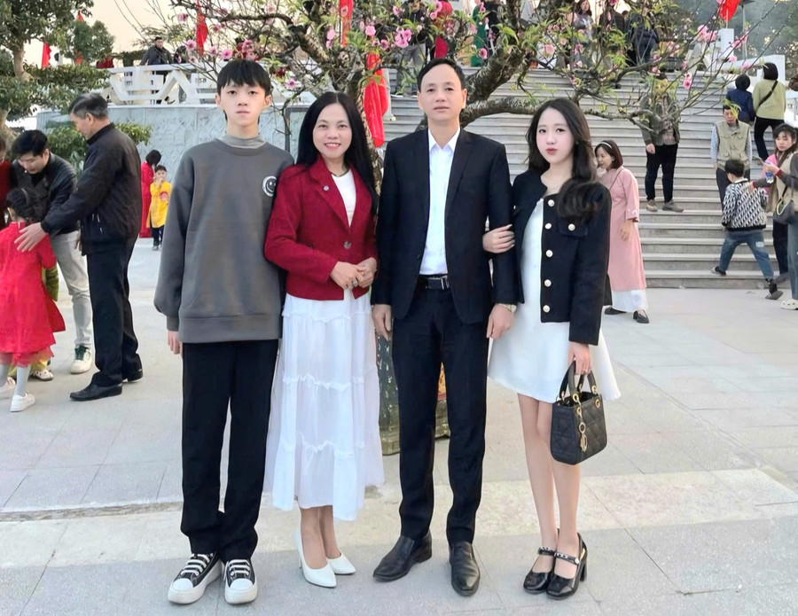 Hà Thành (trái) cùng bố mẹ và chị gái Hà Linh. Ảnh: NVCC.