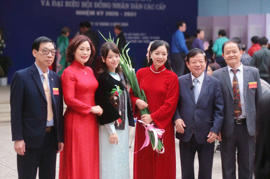 Vợ chồng Nhạc sĩ Đỗ Hồng Quân và NSƯT Chiều Xuân (ôm hoa) trong Ngày hội bầu cử. 