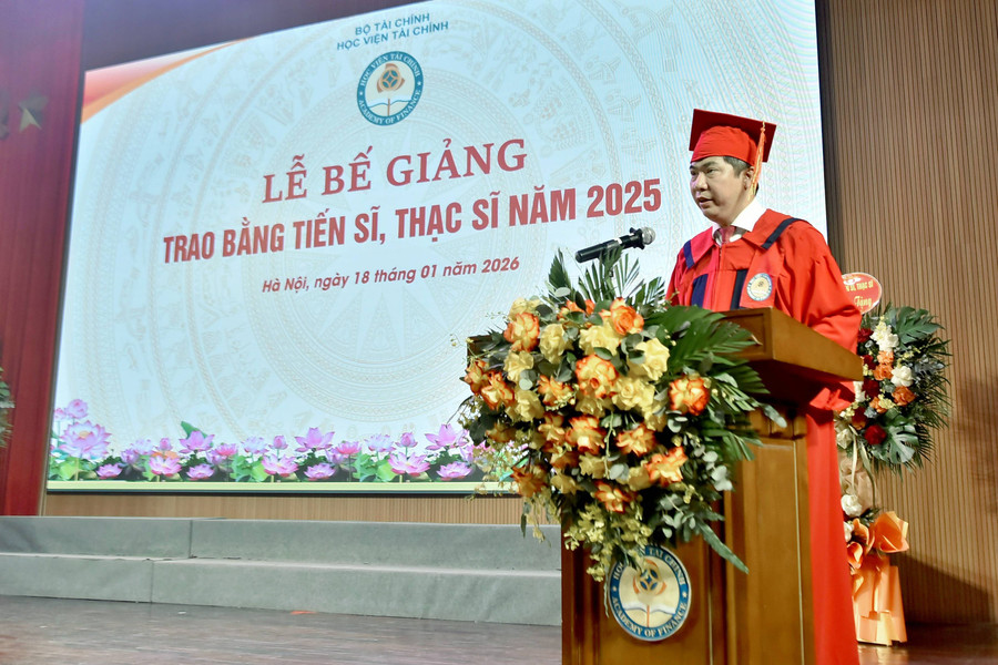 NGƯT.PGS.TS Nguyễn Đào Tùng - Giám đốc Học viện Tài chính phát biểu tại lễ bế giảng và trao bằng tiến sĩ, thạc sĩ năm 2025. 