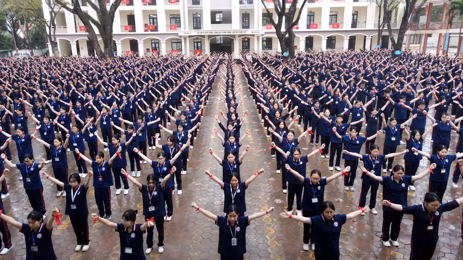 Học sinh Trường THPT A Nguyễn Huệ, Ninh Bình tham gia đồng diễn Võ nhạc Vovinam. 