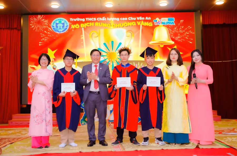 Giải Quán quân cuộc thi Rung chuông Vàng được trao cho em Nguyễn Trọng Thái (thứ 4 từ trái sang).