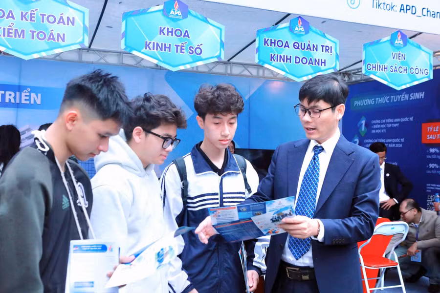 Thí sinh tìm hiểu thông tin tuyển sinh của Học viện Chính sách và Phát triển năm 2026. Ảnh: Đình Tuệ.