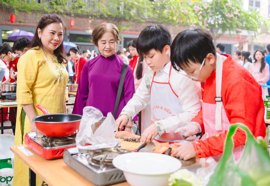 Học sinh Trường THCS&THPT Lương Thế Vinh (Thanh Liệt, Hà Nội) thi nấu ăn.
