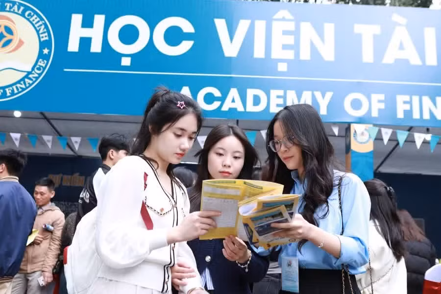 Nhiều thí sinh tới tìm hiểu thông tin tuyển sinh của Học viện Tài chính. Ảnh: Đình Tuệ.