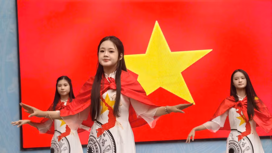 Học sinh Trường Tiểu học, THCS & THPT Khương Hạ (Khương Đình, Hà Nội) biểu diễn văn nghệ.