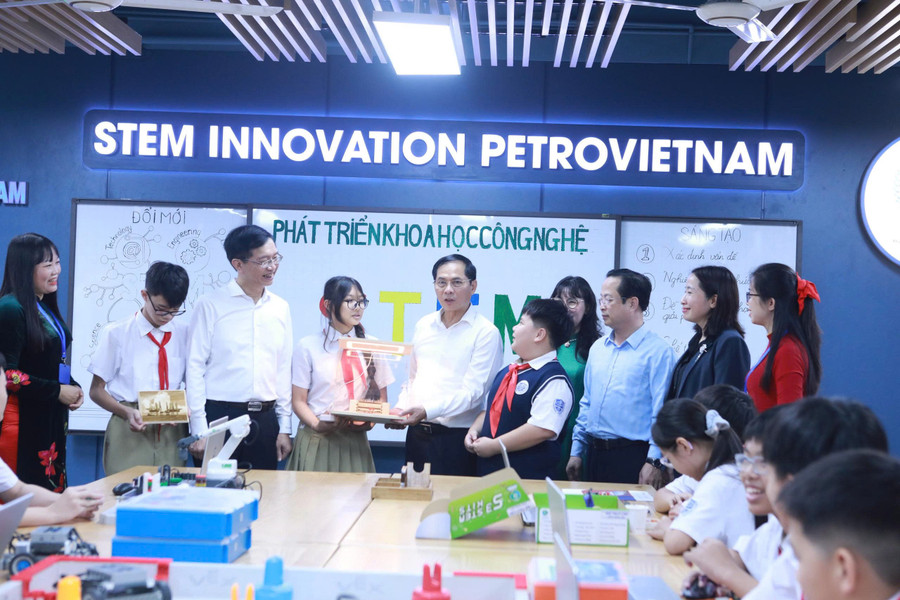 Phó Thủ tướng Bùi Thanh Sơn cùng đoàn công tác dự lễ khánh thành Phòng học STEM tại Trường THCS Tây Mỗ 3 hồi tháng 9/2025. Ảnh: Đình Tuệ.