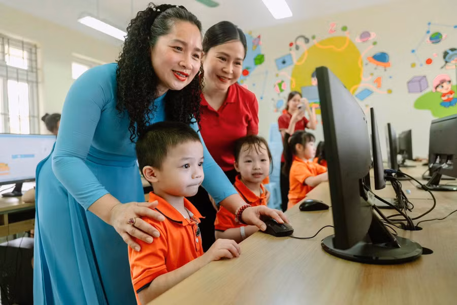 Cô trò Trường Tiểu học Nam Trung Yên, phường Yên Hòa, Hà Nội trong giờ Tin học. Ảnh: NTCC.