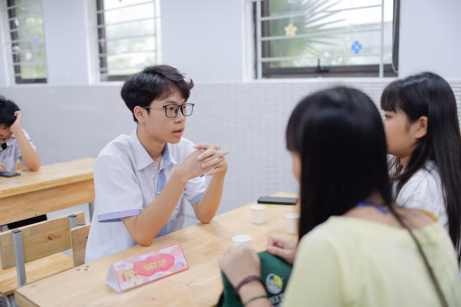 Học sinh lớp 9 được nghe tư vấn từ các anh chị đi trước về kinh nghiệm ôn thi vào lớp 10 hiệu quả.