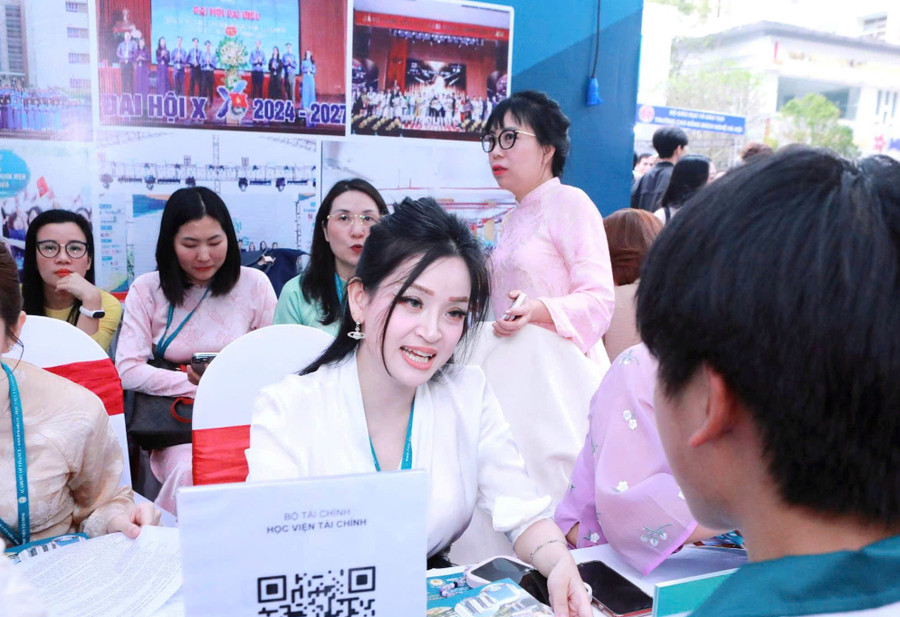 Giảng viên Học viện Tài chính tư vấn cho thí sinh về phương thức xét tuyển năm 2026. Ảnh: Đình Tuệ.